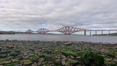 puente hacia adelante desde la costa