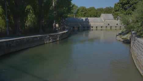 hermosa vista al río y al antiguo molino