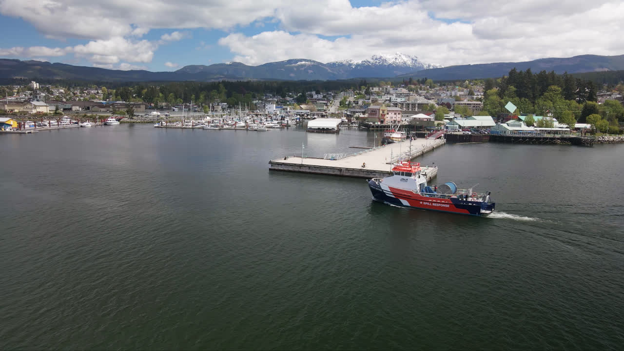 buque rozando patrullando a través de las aguas de port alberni en british columbia, canadá
