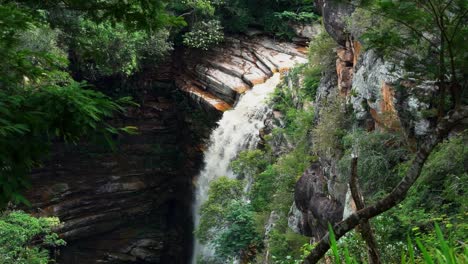 Zeitlupenaufnahme-Mit-120-Bildern-Pro-Sekunde,-Die-Die-Atemberaubenden-Mückenfälle-Im-Nationalpark-Chapada-Diamantina-Im-Nordosten-Bahias,-Brasilien,-Zeigt,-Umgeben-Von-Exotischem-Dschungellaub-Und-Felsigen-Klippen