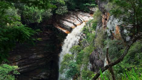 disparo en cámara lenta de 120 fps que revela las impresionantes cataratas de mosquitos en el parque nacional chapada diamantina en el noreste de bahia, brasil, rodeado de exótico follaje selvático y acantilados rocosos