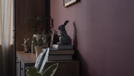 decoración acogedora del hogar con una estatua de conejo