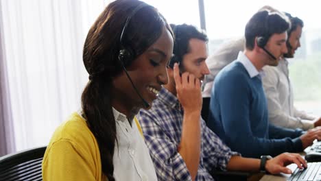 Grupo-De-Ejecutivos-De-Negocios-Con-Auriculares