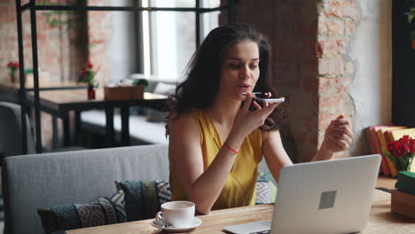 mujer trabajando en un café