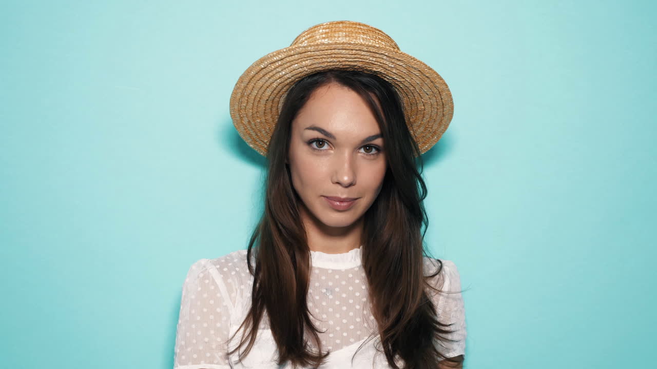 모자를 입은 행복한 여자