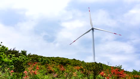 equipos de energía eólica en la montaña