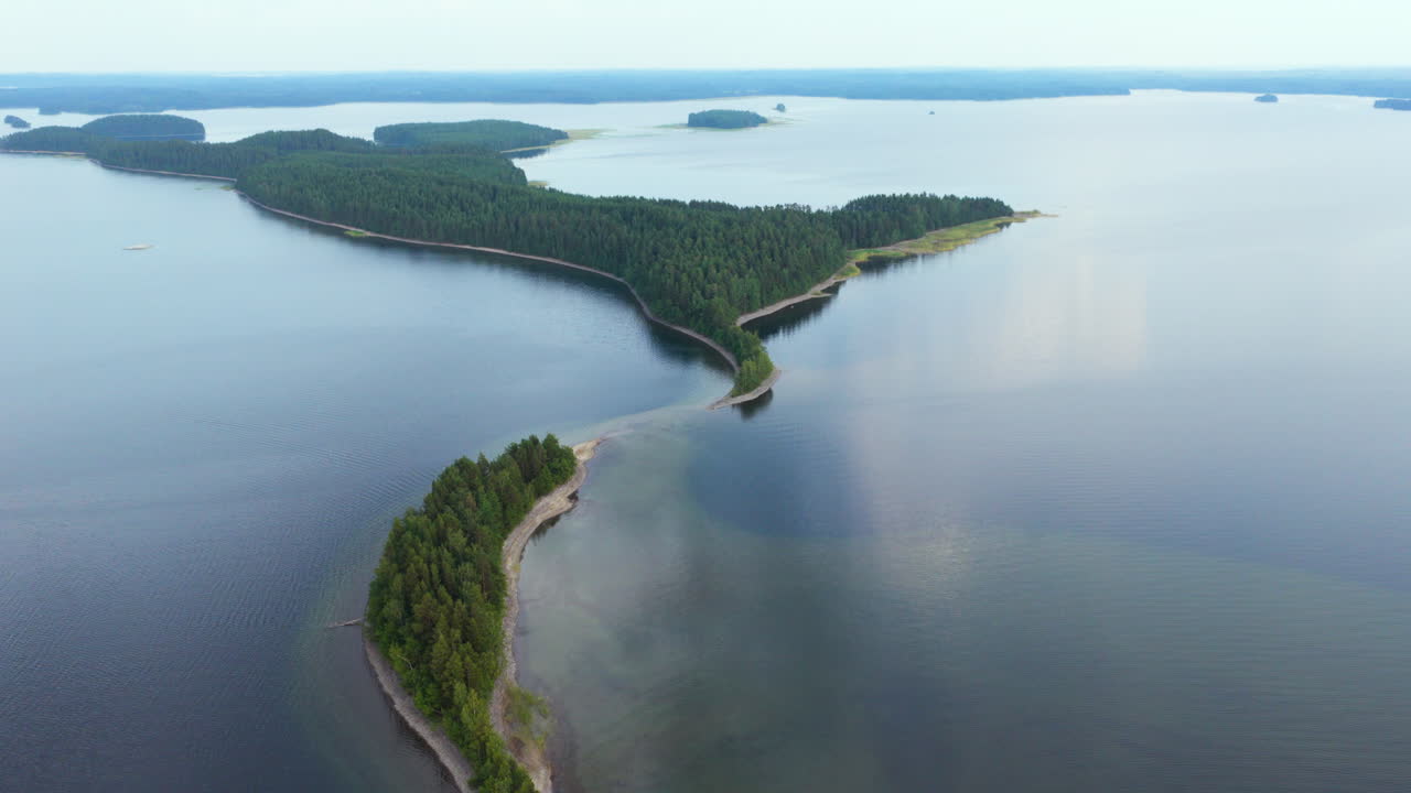 Luftfoto med udsigt over Petri-øen i Saimaa-søen, sommerdag i Finland