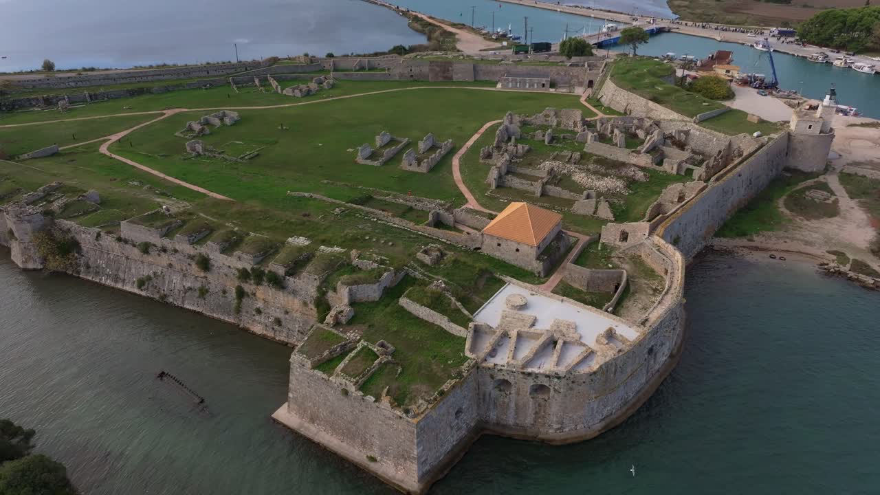 Antico forte che sorveglia la costa pacifica in pieno giorno, Lefkada, Grecia