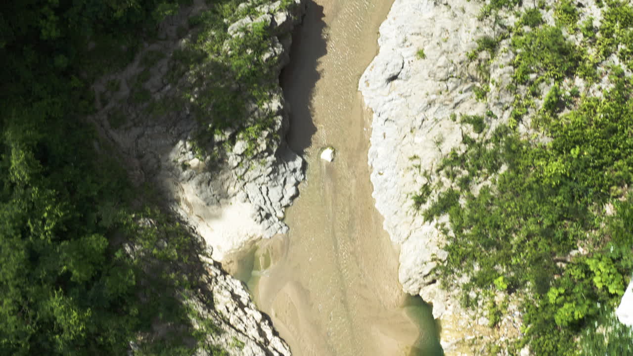 drone vuela sobre el lecho del río los charcos de nizao en la selva remota de república dominicana