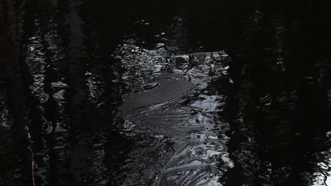 lapso de tiempo de una pequeña balsa de hielo delgado derritiéndose en un río
