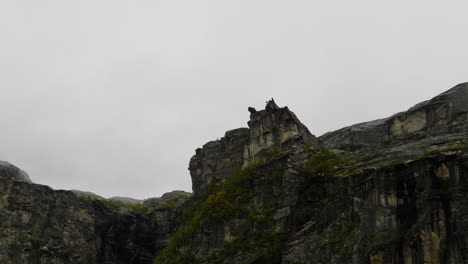 La-Formación-Rocosa-Del-Cañón-En-Un-Terreno-Alpino-Accidentado,-Hellmojuvet,-Noruega