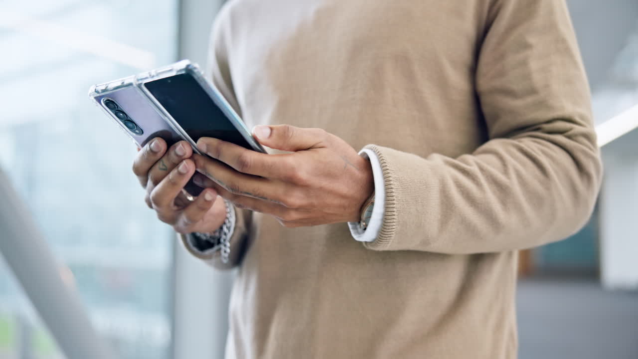 delle mani dell'uomo sullo smartphone