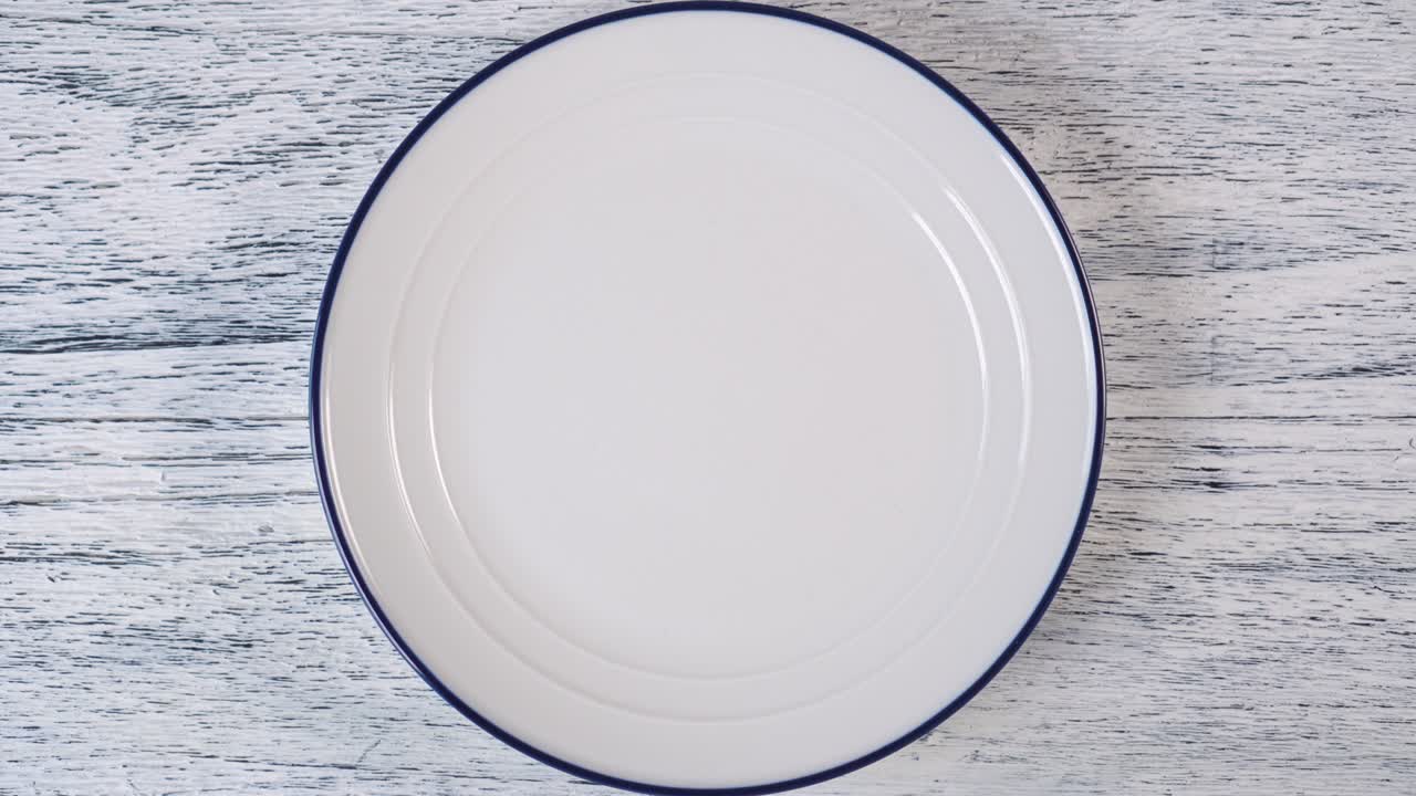 가장자리를 둘러싼 파란색 줄무가 있는 빈 색 판의 옵션