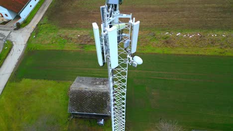 detalles de primer plano de una torre de telecomunicaciones en el sitio celular en el campo