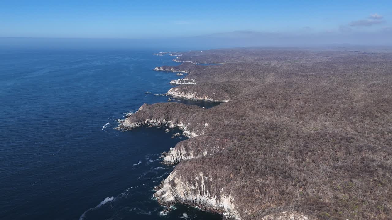 vistas aéreas muestran la tranquila bahía de cacaluta dentro del parque nacional de huatulco oaxaca