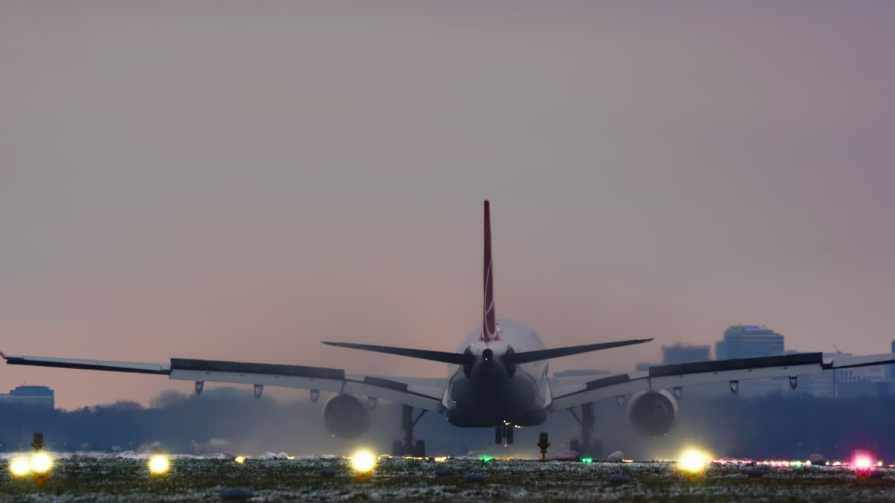 Grande Aereo Passeggeri che Atterra su Pista Aeroportuale al Crepuscolo