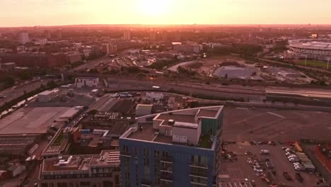 London-Sonnenuntergang-Blau-Gebäude-Sonne