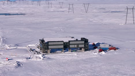 Panorámica-Aérea-De-Climeworks-Orca,-El-Primer-Sitio-De-Captura-Directa-De-Aire-De-CO2-A-Gran-Escala-En-El-Paisaje-Nevado-De-Islandia.