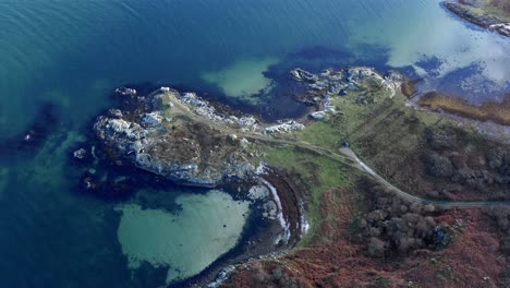 Antena---Vista-De-Arriba-Hacia-Abajo-De-Las-Aguas-Turquesas-De-La-Isla-De-Gigha,-Kintyre,-Escocia