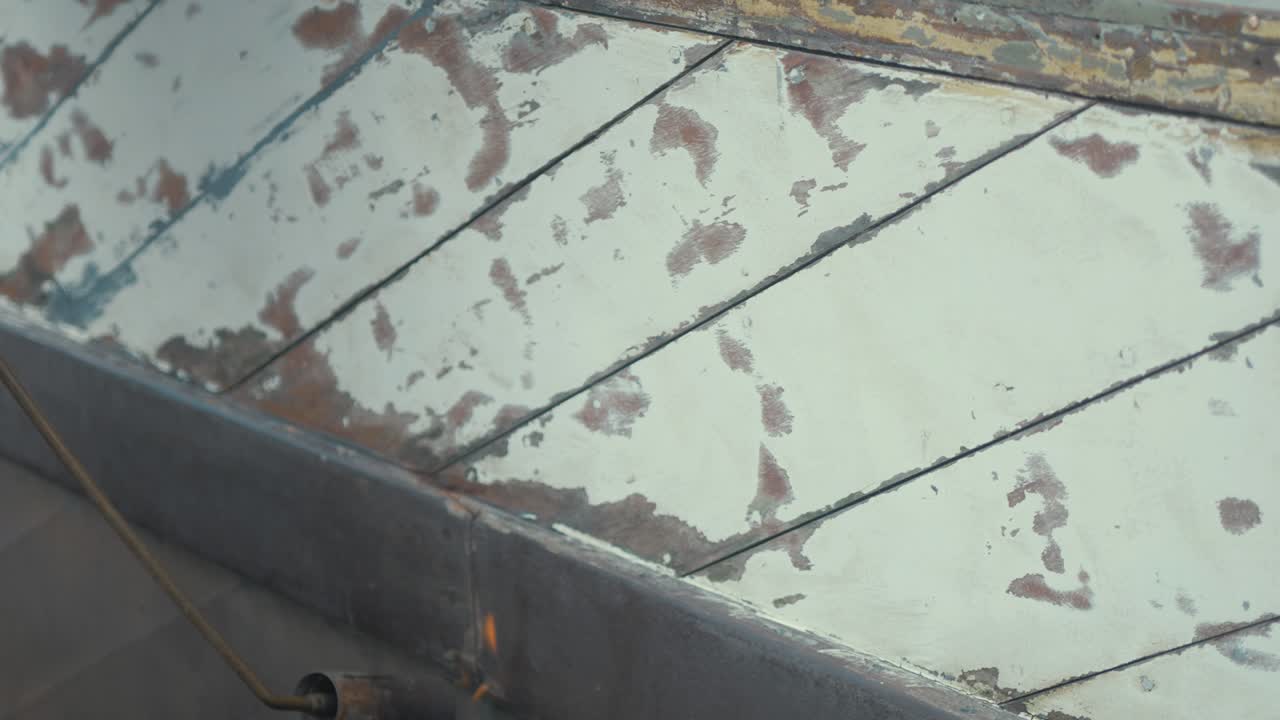 secado de las costuras abiertas del casco de barco de madera listas para el caldeado