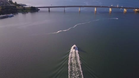 lancha aérea persiguiendo y siguiendo al dron al amanecer de la hora dorada