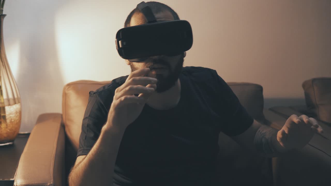 hombre jugando con gafas vr en la luz de la llave de casa