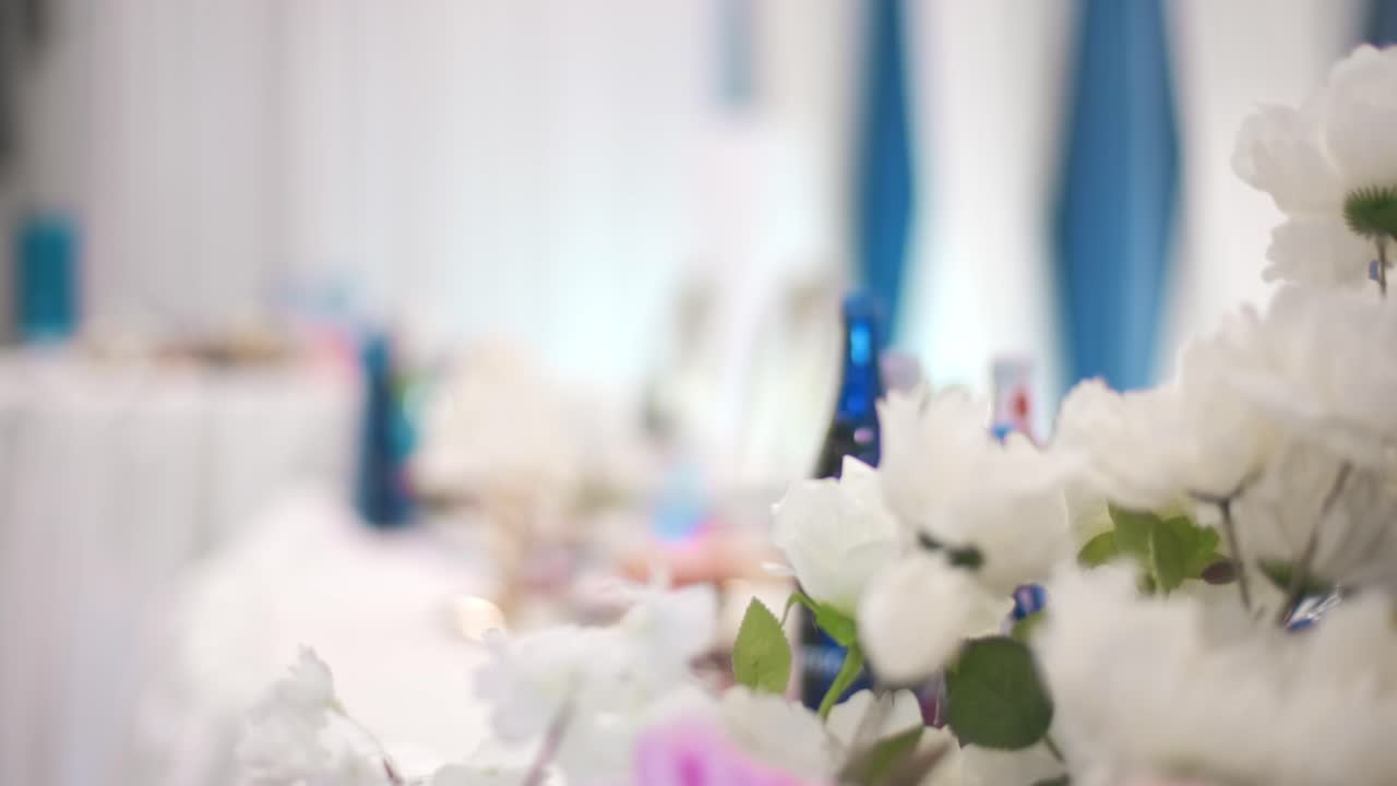una toma de cerca de 4k de una mesa de bodas establecida en blanco y azul