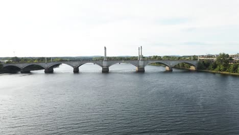 Imágenes-Aéreas-De-Drones-Revelan-Una-Toma-Del-Puente-Conmemorativo-De-Springfield,-Massachusetts