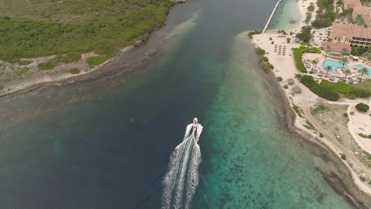 barco en la playa de santa barbara en la isla caribeña holandesa de curaçao, ubicada en el sureste de la isla