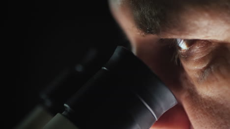Seitenansicht-Eines-Wissenschaftlers,-Der-Mit-Einem-Mikroskop-Im-Labor-Arbeitet
