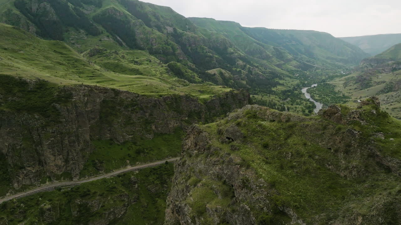 un dron que surge sobre montañas escarpadas reveló el río kura en tmogvi, georgia