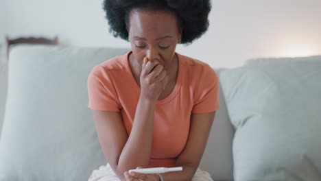 Stress,-Verängstigte-Frau-Mit-Schwangerschaftstest-Zu-Hause