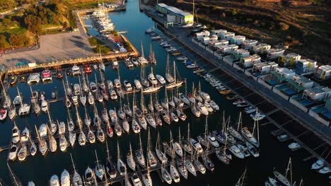 Luftaufnahme-über-Segelbooten-Golden-Hour-Sailing-Club-Im-Meer