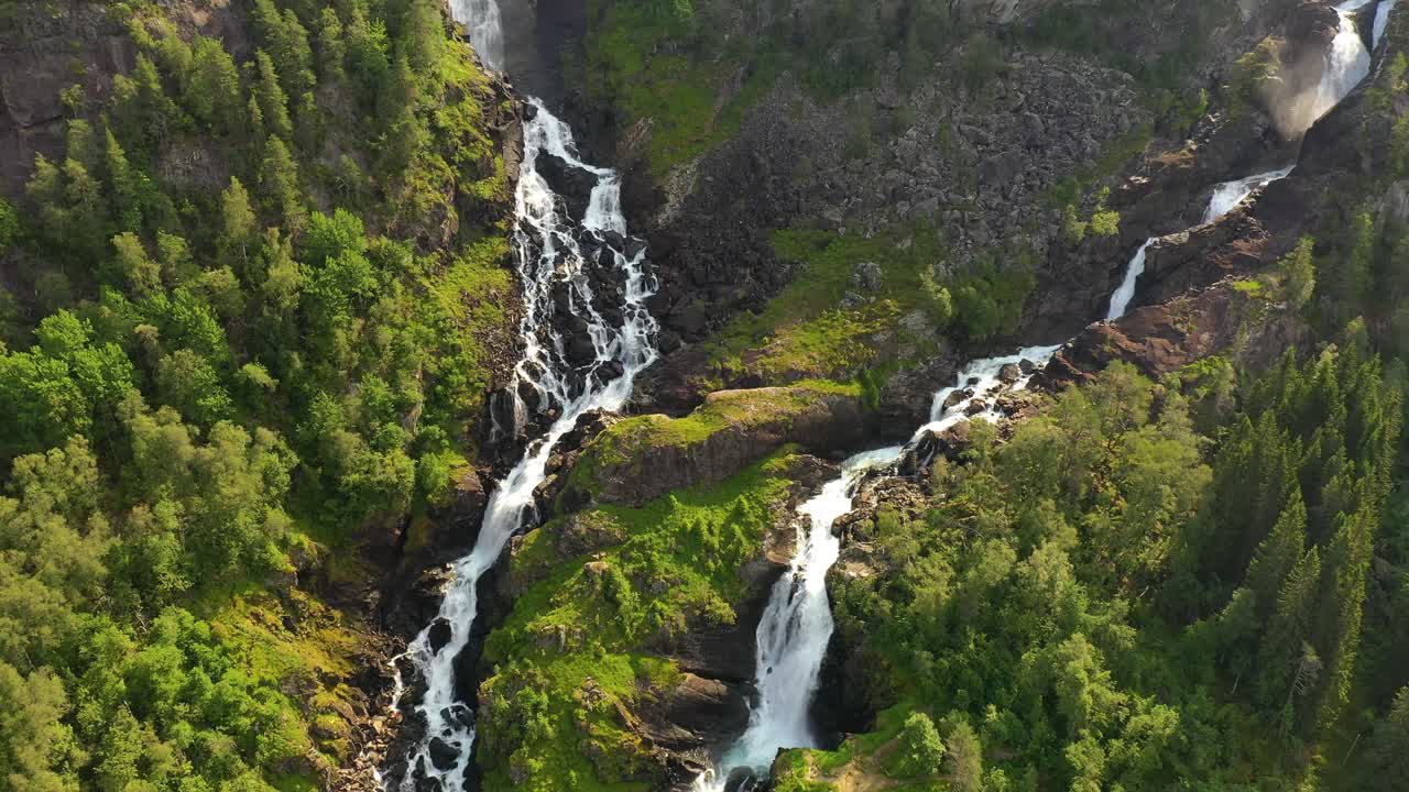 latefossen es una de las cascadas más visitadas de noruega y se encuentra cerca de skare y odda en la región de hordaland, noruega. consiste en dos arroyos separados que fluyen desde el lago lotevatnet.