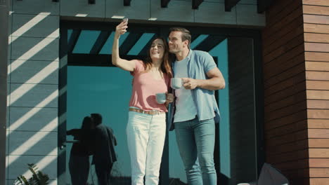 Pareja-Haciendo-Selfie-En-La-Terraza.-Familia-Feliz-Tomando-Fotos-Cerca-De-Una-Casa-Privada.