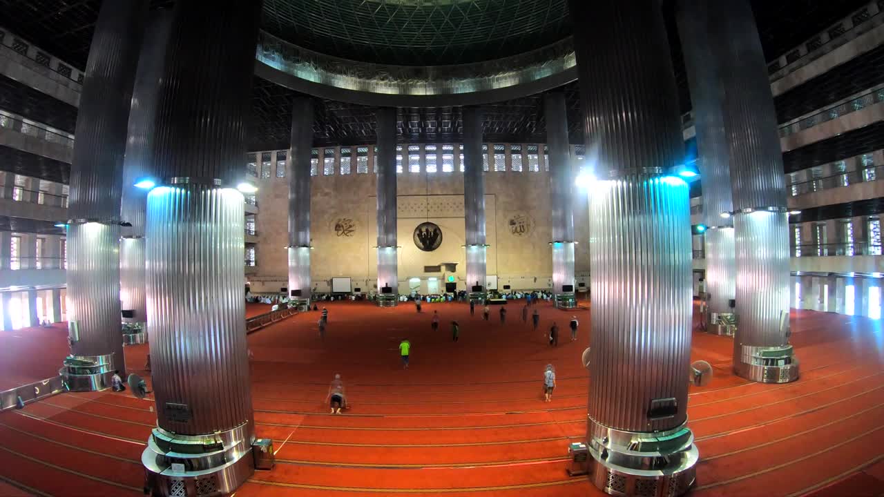 기도 전에 자카르타의 랜드마크 인 이크슬라 모스크의 타임 스