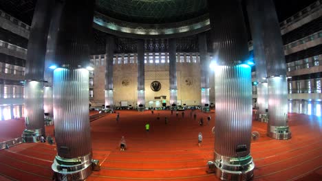 el lapso de tiempo de la mezquita istiqlal punto de referencia de jakarta antes de rezar