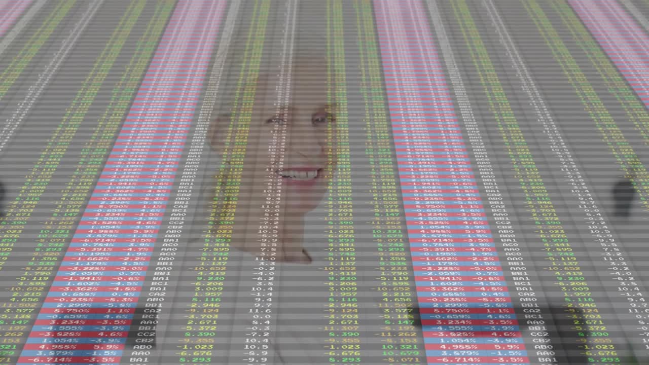 Markedsdata skifter til falmende striber, der afslører en smilende seniorpræsentant på en gennemsigtig skærm.