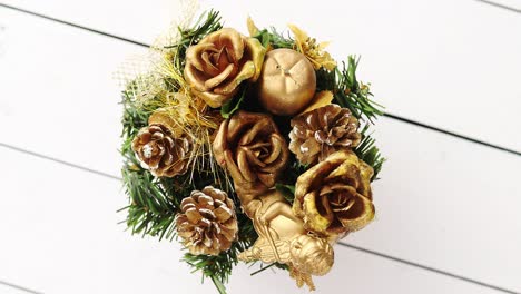 corona de navidad sobre fondo blanco de madera