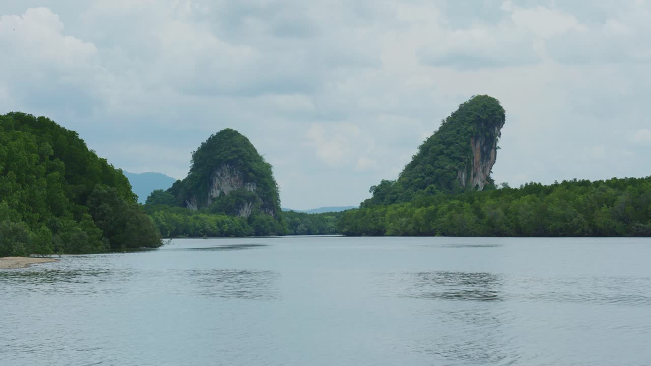 imágenes cinematográficas de 4k del paisaje del bosque urbano y la formación rocosa de pak nam en la ciudad de krabi, al sur de tailandia, junto al puerto deportivo del río en un día soleado