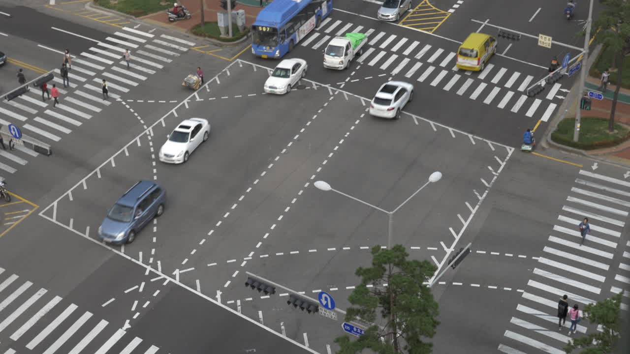 남한 서울의 큰 교차로에서 지나가는 차들