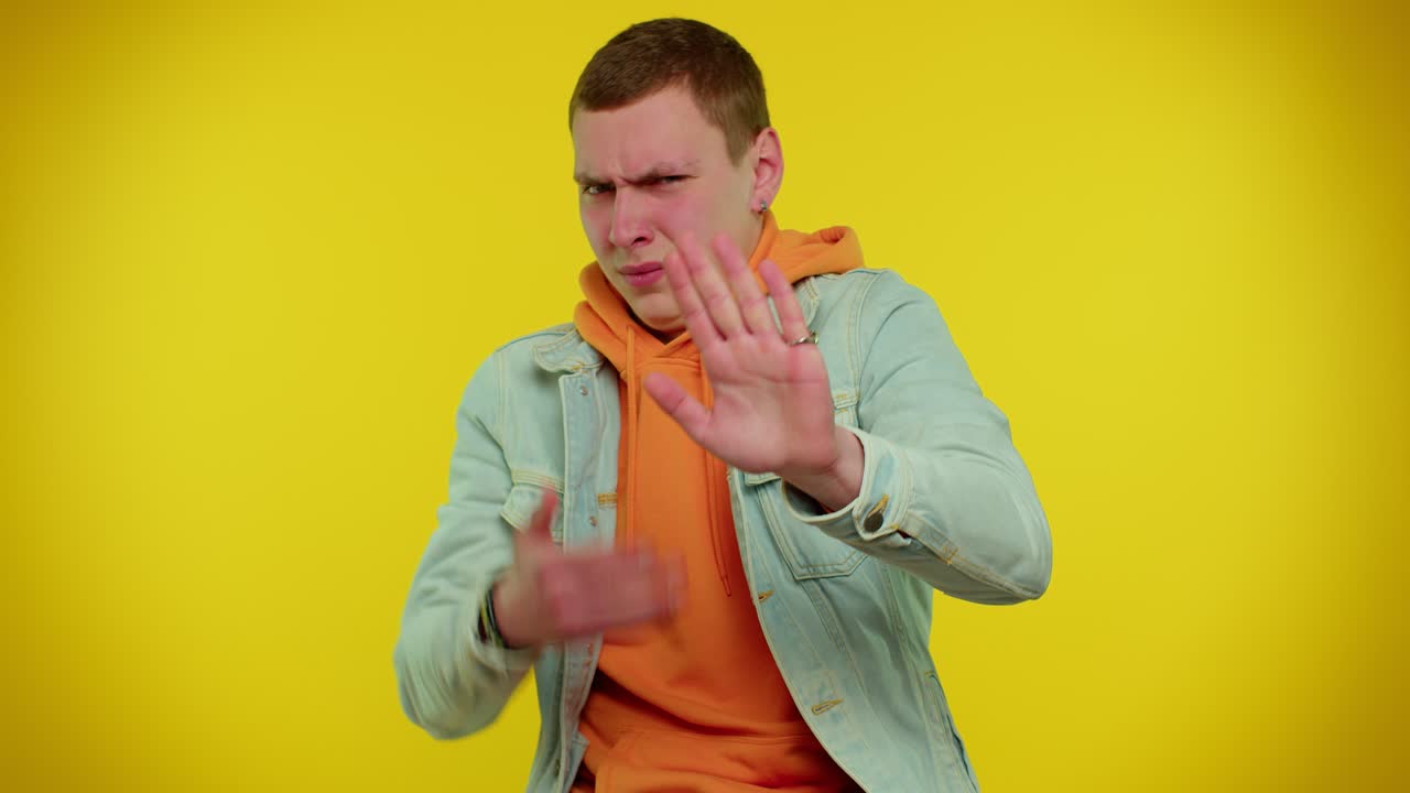 un joven aplaudiendo con una gran sonrisa