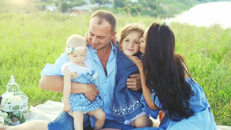 un picnic de familia feliz