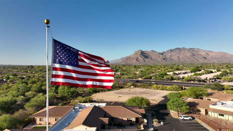 tiro de drone de bandera americana en tuscon arizona