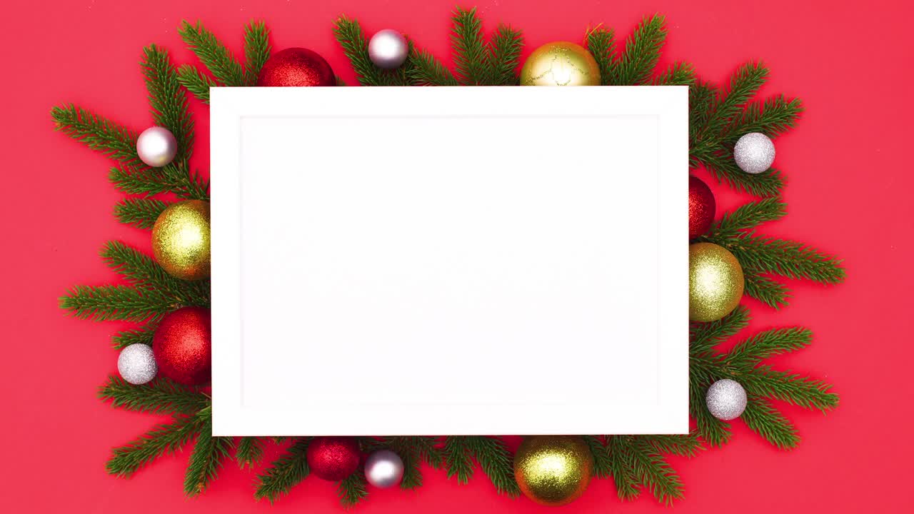 las ramas de navidad con adornos se mueven bajo el marco con espacio para el texto.