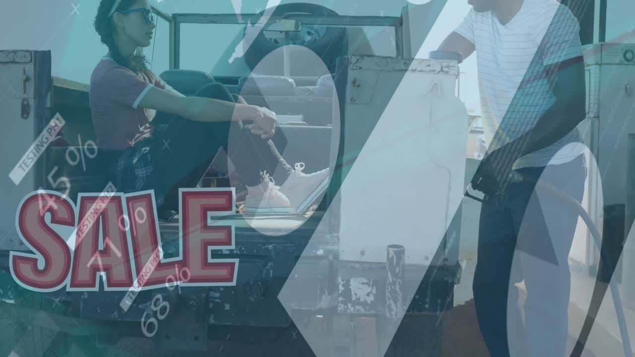 판매 텍스트의 애니메이션, 인포그래픽 인터페이스, 다양한 커플이 주유소에서 트럭에 연료를 채우고 있습니다.