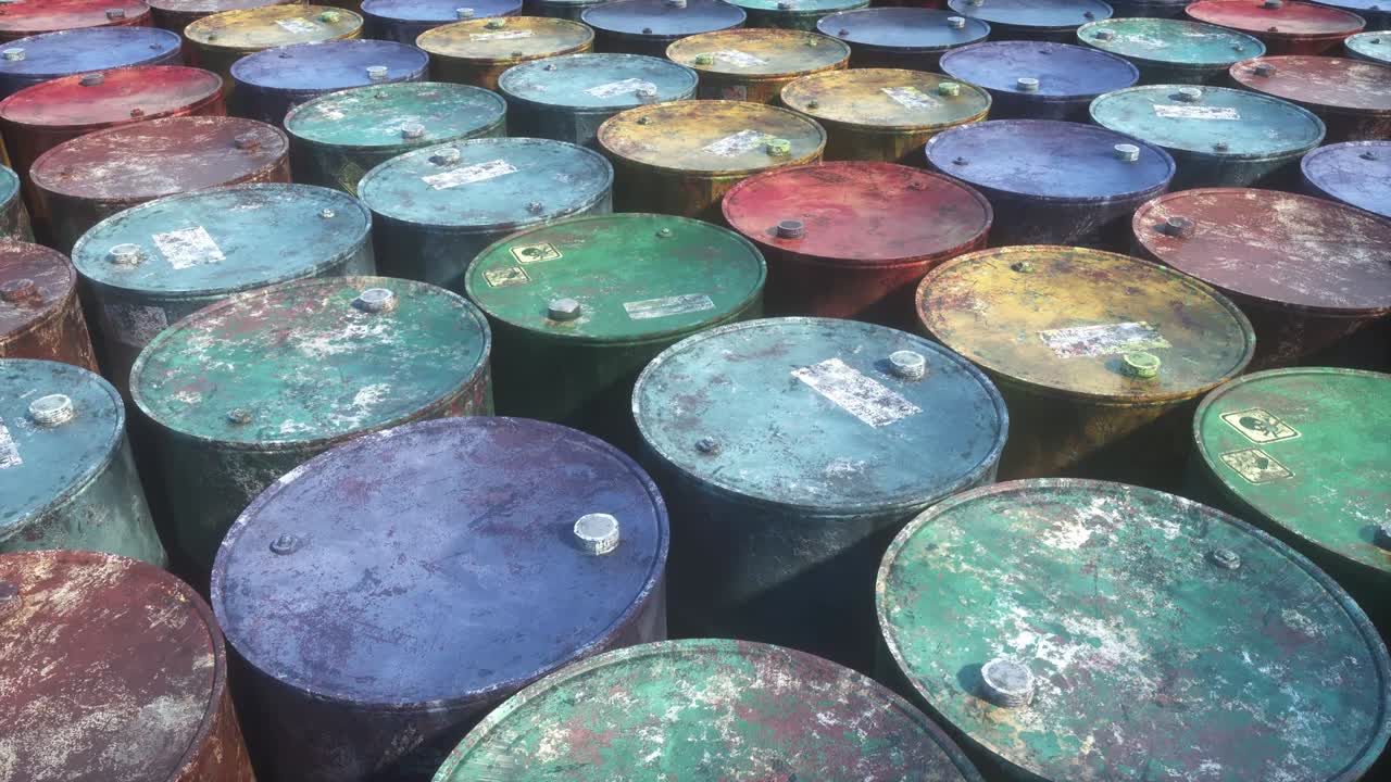 독성 폐기물이 들어있는 다채로운 녹은 금속 배럴을 저장합니다.