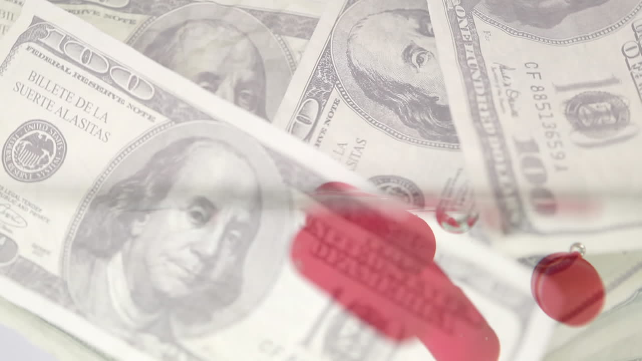 ⁇ 색 바크그라운드에 물에 떨어지는 알약 위에 여러 개의 지폐의 애니메이션