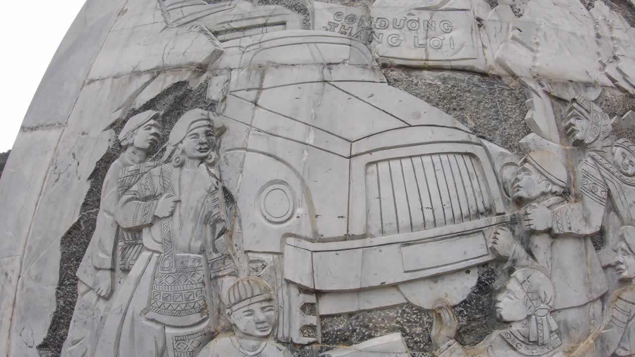 памятник, посвященный трудолюбивым мужчинам и женщинам, построившим удивительный перевал ма пи ленг на севере вьетнама