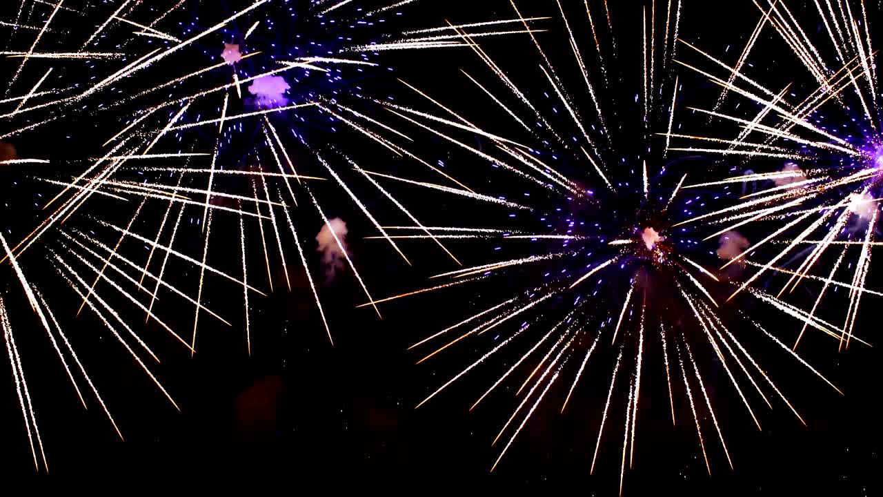 coloridos fuegos artificiales explotando en el cielo nocturno. celebraciones y eventos en colores brillantes.